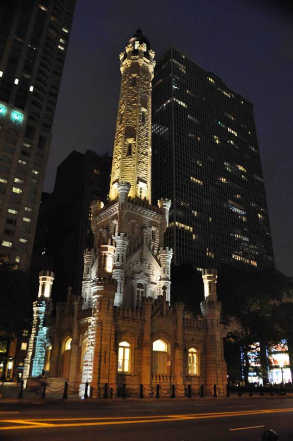 A bela iluminação noturna da Torre d'Água, em Chicago, Illinois, nos Estados Unidos